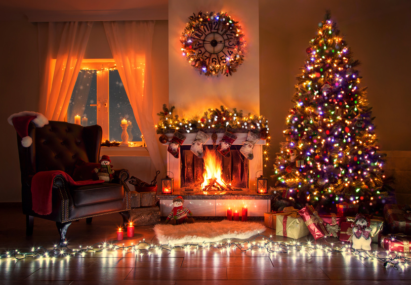 » Weihnachtsabend am Kamin in festlich geschmückten Wohnzimmer